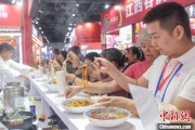 梦见杀蛇“嗦粉”经济火热 中国多地“食力”出圈